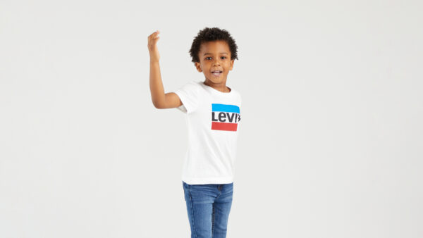 levi's A white T-shirt for boys by Levi's, made from soft and stretchy cotton jersey. Great for everyday wear, this casual tee features the brand's signature blue, white and red logo print.