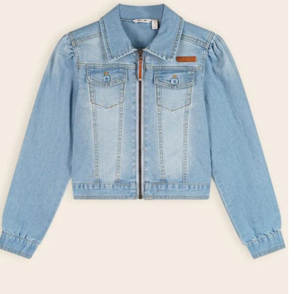 A denim jacket is a true essential that belongs in every wardrobe, and this version by NONO is perfect for versatile styling! The jacket has a handy zipper and a fresh, light wash, making it easy to combine with all colors and styles. From casual to festive, this denim jacket goes with everything and gives every outfit a cool and stylish touch. In short, a timeless item that will not only last for years, but can also be passed on to nieces or sisters.