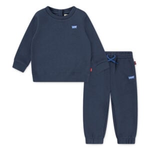 Beautiful Levis sweat set in plain dark blue, consisting of a sweatshirt and a pair of sweatpants. The Levis sweatshirt has long sleeves and a round neckline, which gives a simple and classic look. It has ribbed edges at the wrists and waist, which gives a good fit. The Sweatshirt closes at the neck with push buttons.